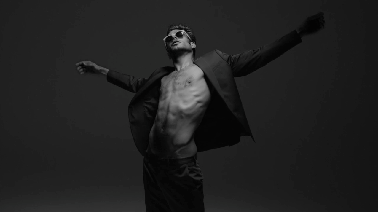 Le mannequin JON KORTAJARENA signe une collection solaire pour WOLFNOIR