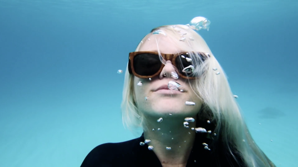 LOUD EYEWEAR : solaires en bois qui flottent