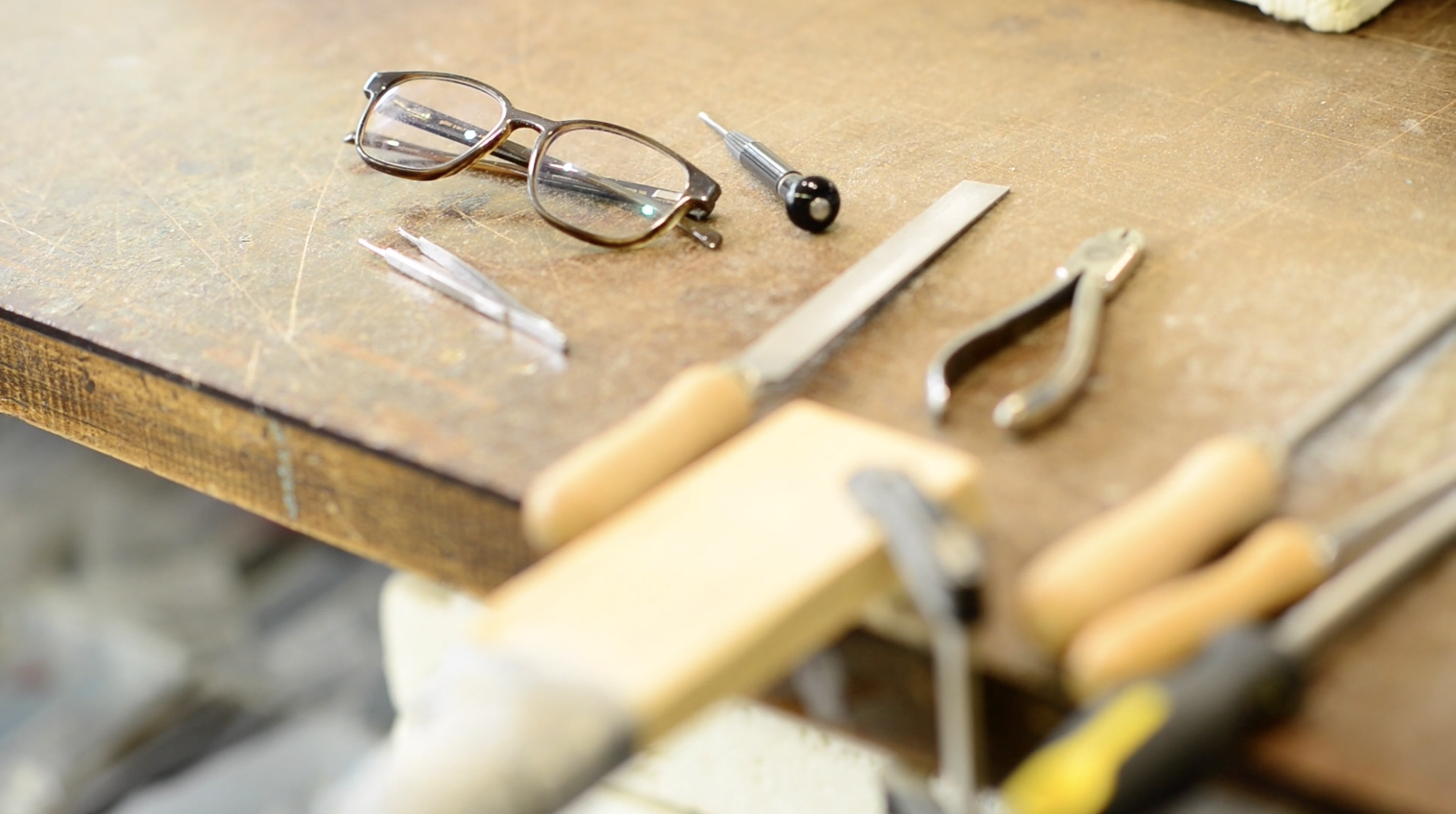 Lunettes en corne : dans les ateliers de Götti