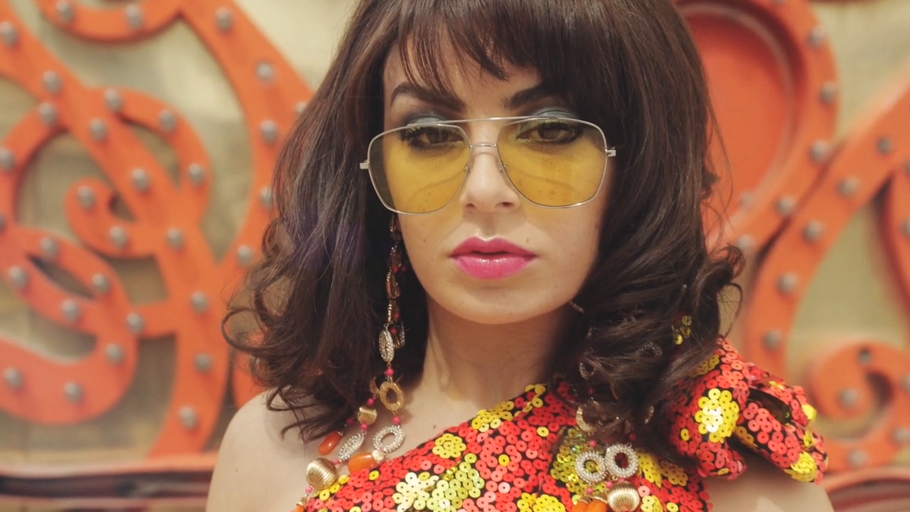 L'artiste Charli XCX en femme fatale pour Marc Jacobs